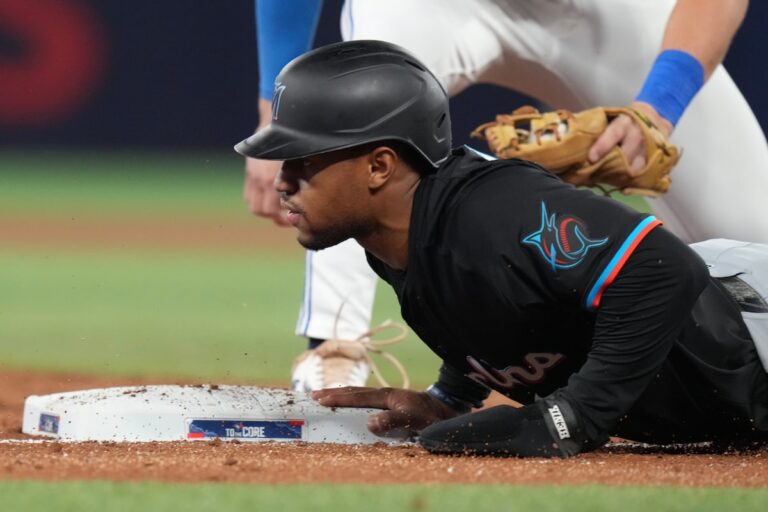 Les Marlins frappent tôt et écrasent les Blue Jays 15-5