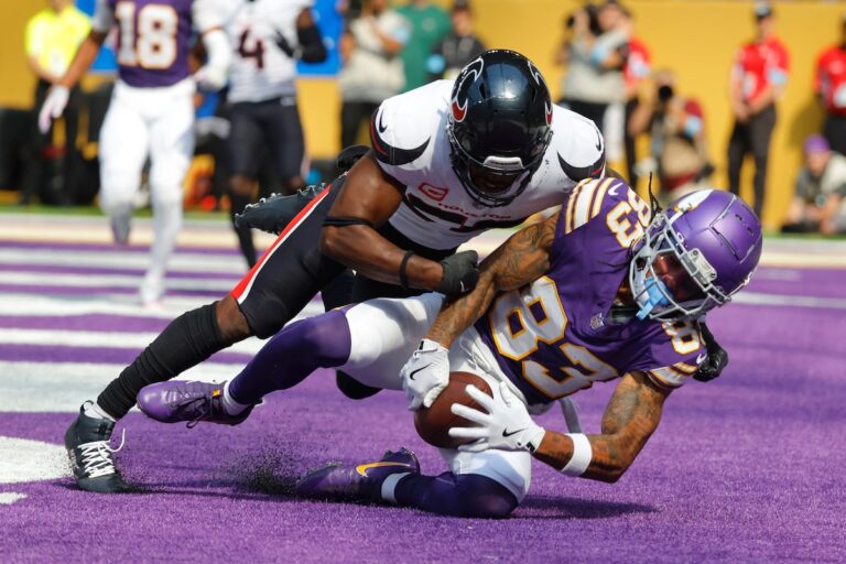 Les Vikings restent invaincus après avoir démantelé les Texans 34-7