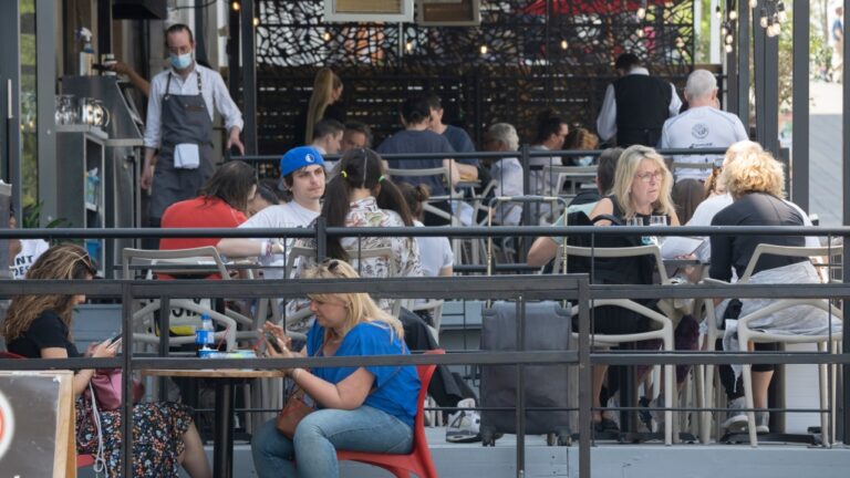 Les bars et restaurants de Montréal réagissent au projet de loi québécois visant à encadrer les demandes de pourboires des commerçants
