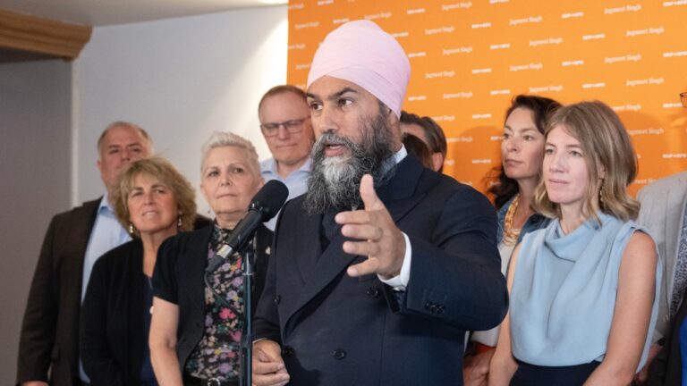 Les députés du NPD prennent leurs distances avec la marque « radioactive » de Trudeau, alors que Singh convoque un caucus à Montréal