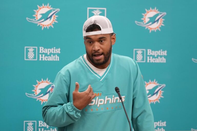 Les entraîneurs et les joueurs des Dolphins réagissent aux images « émouvantes » et « choquantes » du contrôle routier de Tyreek Hill