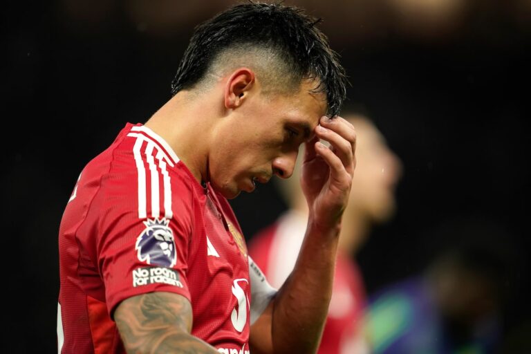 Les supporters de Manchester United partent tôt et huent les joueurs après avoir été blanchis à domicile par Tottenham.