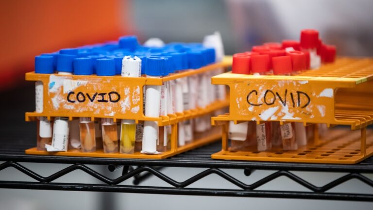 « Nous sommes à un niveau de propagation élevé » : ce que vous devez savoir sur la COVID-19 en Ontario