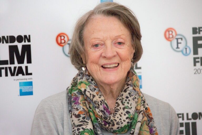 On se souvient de Dame Maggie Smith pour ses contributions à Stratford, en Ontario. scène