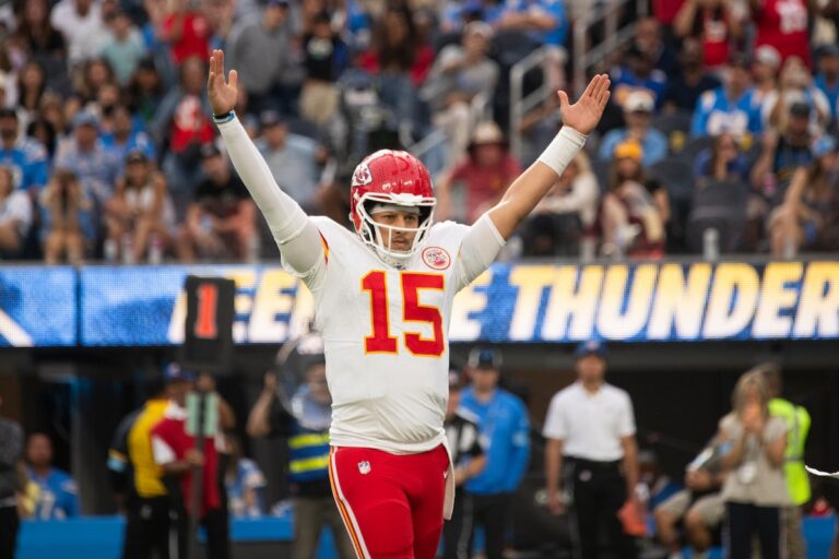 Patrick Mahomes et Travis Kelce aident KC à se rallier pour une victoire 17-10 contre les Chargers