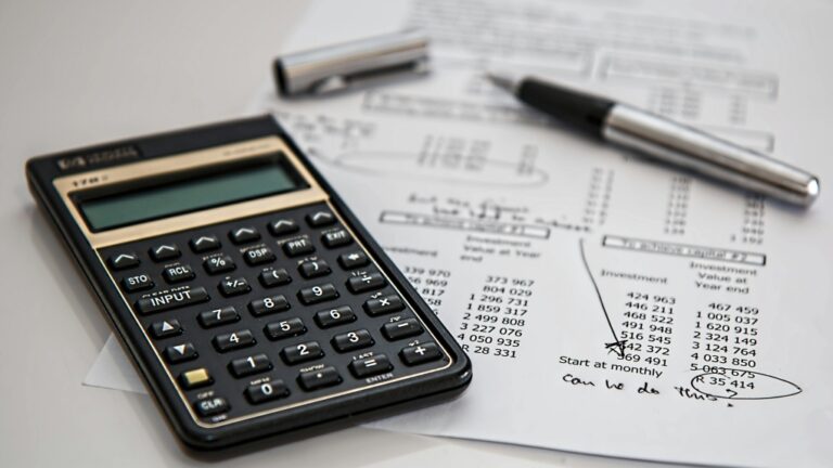 Canadians are advised to watch their budgets amid a falling interest rate environment. (Pexels)