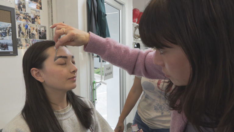 « Quelle excitation » : une maquilleuse de Vancouver remporte son deuxième Emmy Award