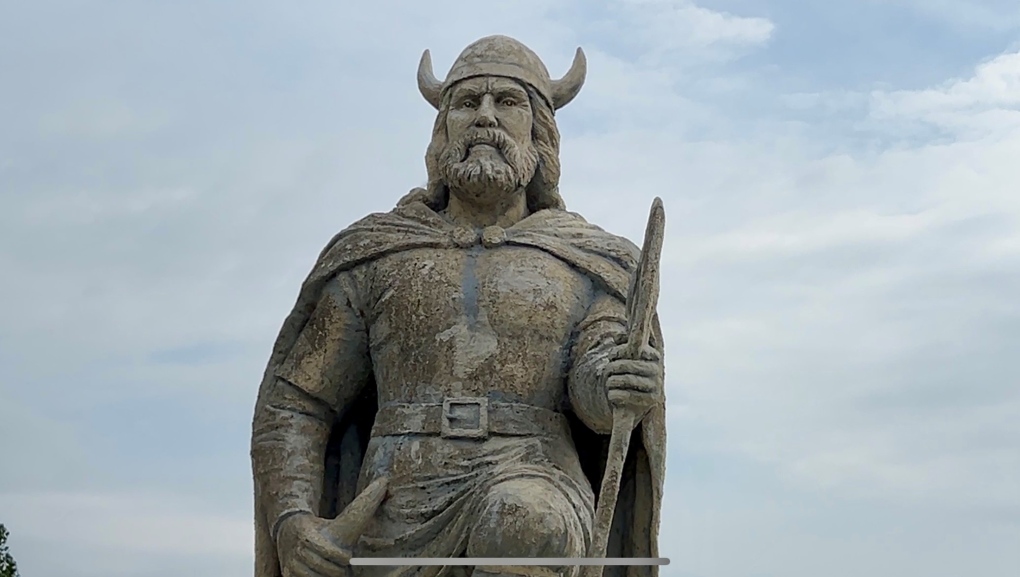 Retirer ou ne pas retirer : débat sur le retrait des cornes d'une statue viking dans une communauté du Manitoba