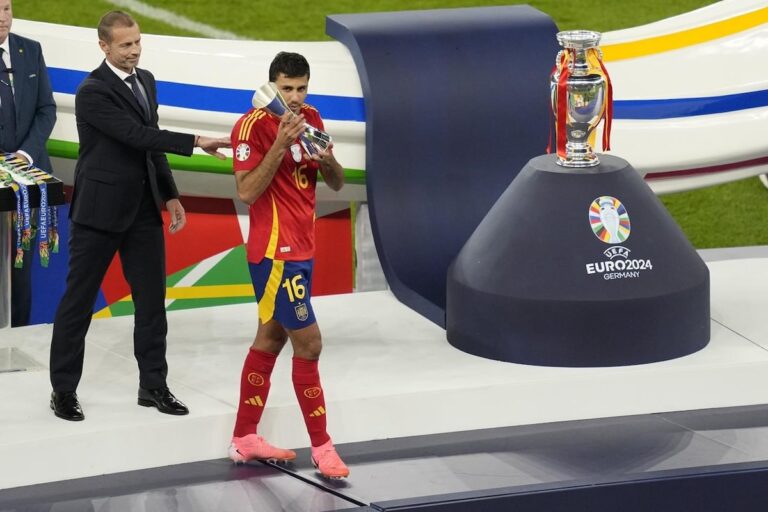 Rodri, joueur de Manchester City, affirme que les meilleurs joueurs de football sont sur le point de faire grève parce qu'il y a trop de matchs