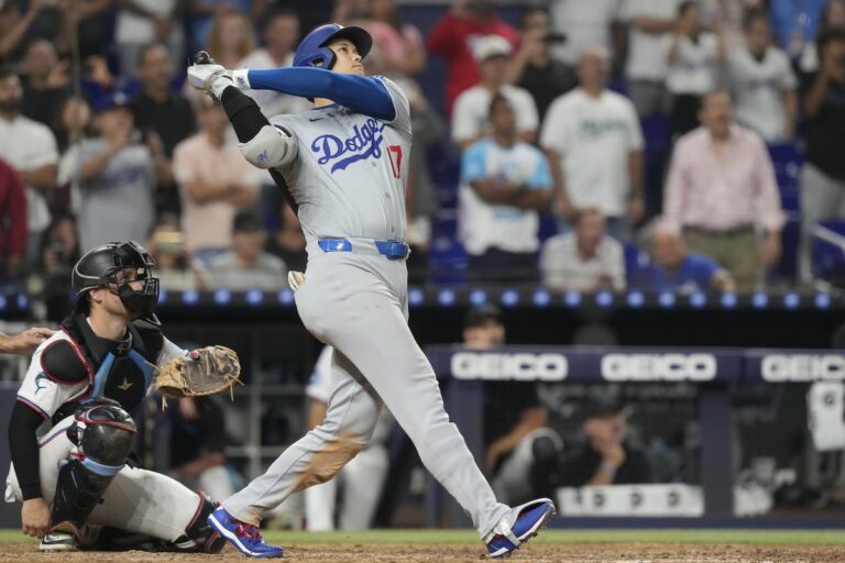 Shohei Ohtani devient le premier joueur de l'histoire des ligues majeures à frapper 50 circuits et à voler 50 buts en une saison
