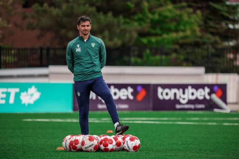 Sur et en dehors du terrain de football, les frères Eustaquio doivent faire face à des montagnes russes émotionnelles
