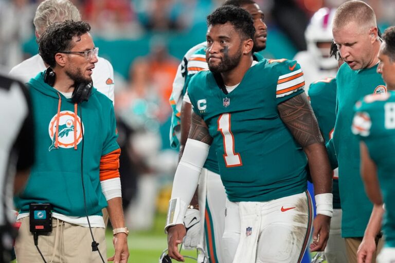 Tagovailoa diagnostiqué une commotion cérébrale après s'être cogné la tête sur le gazon, quitte le match Dolphins-Bills