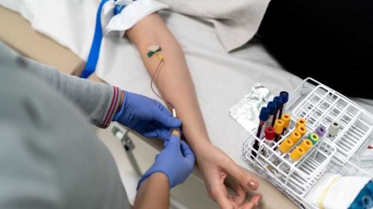 A blood test for three factors that contribute to blocked arteries may help a woman know if she's at risk for a major heart event decades later, a new study finds.