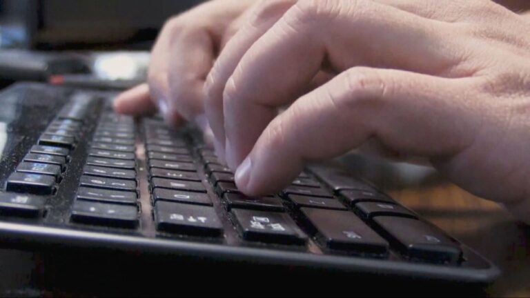 Un agent de la GRC discute de la sécurité en ligne pour les enfants qui retournent à l'école