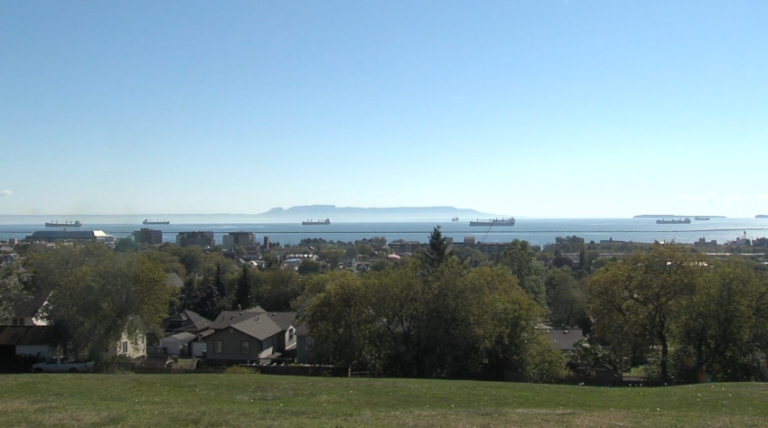 Un embouteillage se forme dans le port de Thunder Bay