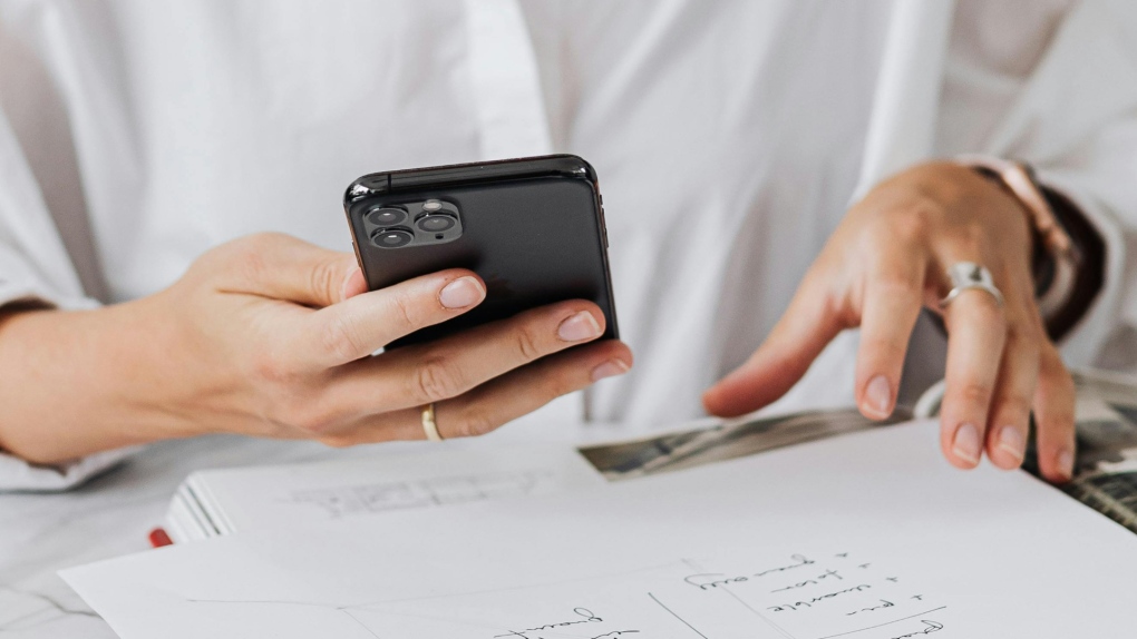 A study found that smartphone use has an effect on workers' mental health and motivation. (Pexels)