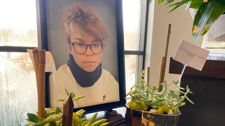 Une famille soulagée par les arrestations suite à la mort par surdose de son fils de 15 ans à Montréal