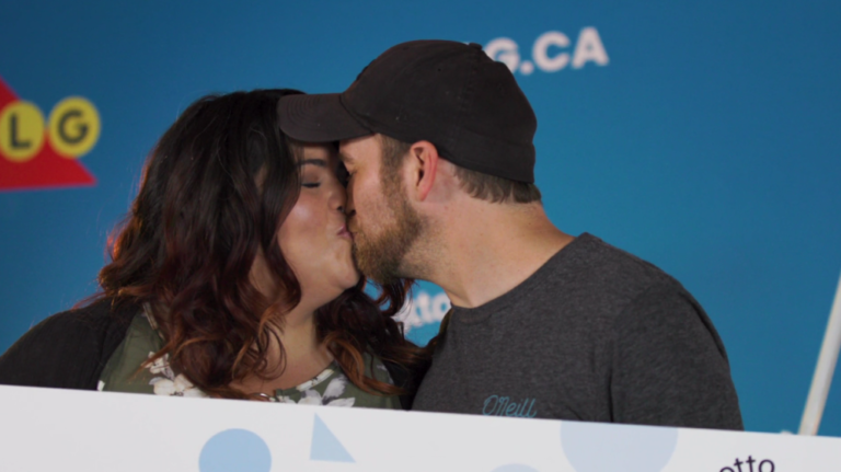 Une jeune famille du nord de l'Ontario remporte le gros lot de 70 millions de dollars au Lotto Max