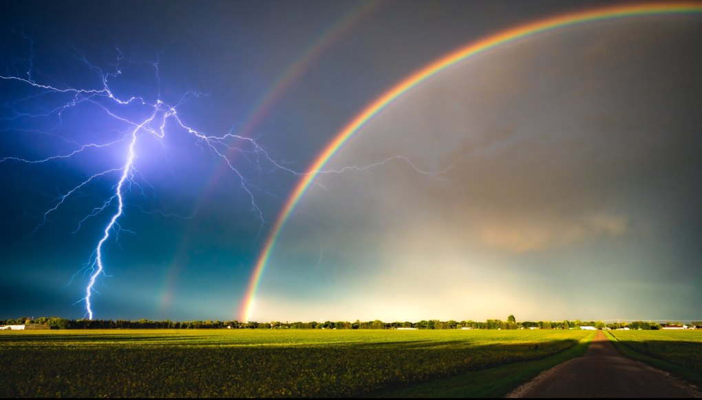 « Une pure excitation » : un photographe du Manitoba prend une photo d'un coup de foudre et d'un double arc-en-ciel