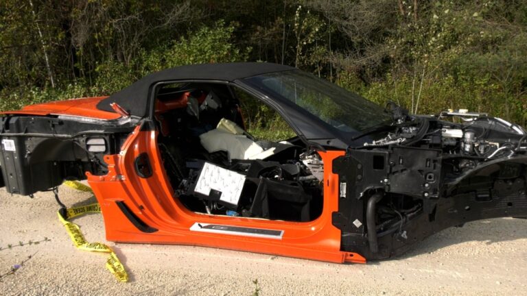 Une rare Corvette retrouvée dépouillée de ses pièces et jetée sur un chemin de terre à l'extérieur de Barrie, en Ontario.