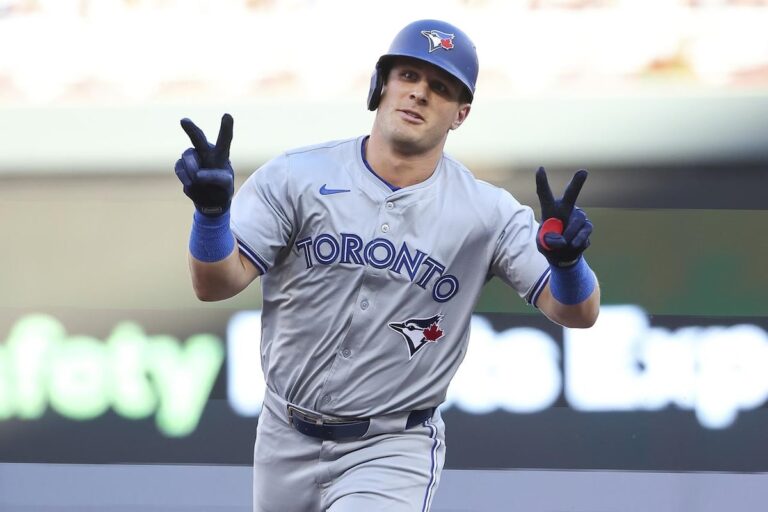 Varsho et Horwitz frappent un home run en première manche à 7 points et les Blue Jays battent les Twins 15-0