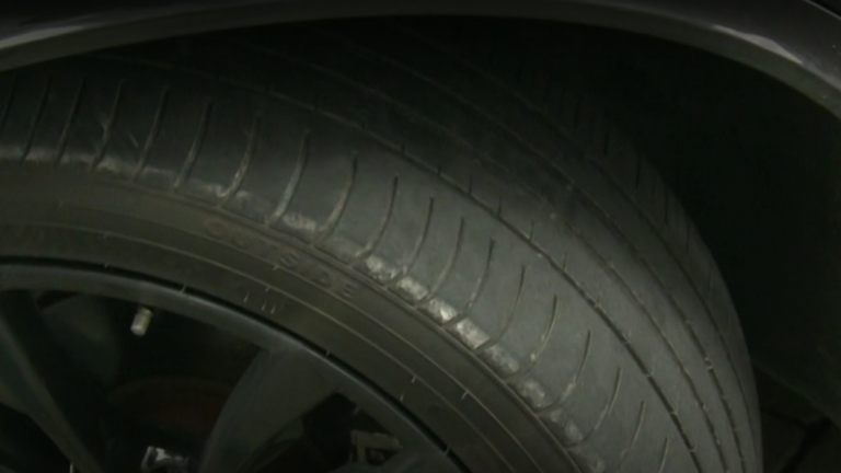 Voici ce qu'il faut rechercher pour vous assurer que les pneus de votre voiture sont sûrs