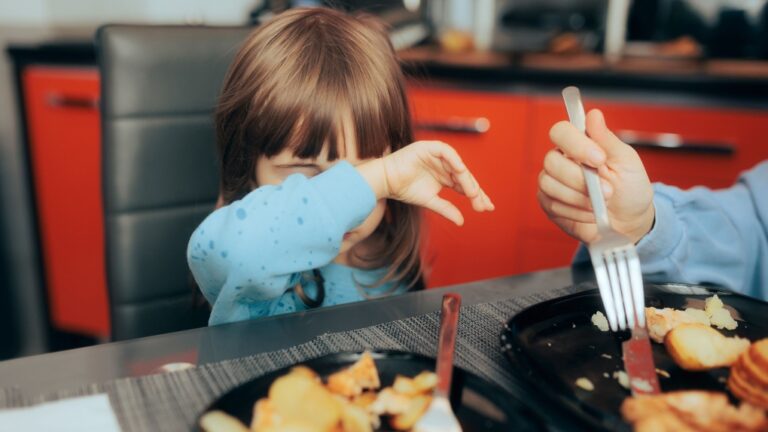 Votre enfant est-il difficile en matière de nourriture ? Ce n'est probablement pas de votre faute, selon une étude