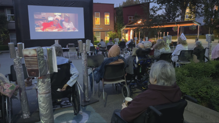 Voyage dans le passé : les personnes âgées regardent « Grease » dans le cinéma-cinéma simulé d'une maison de retraite de Colombie-Britannique