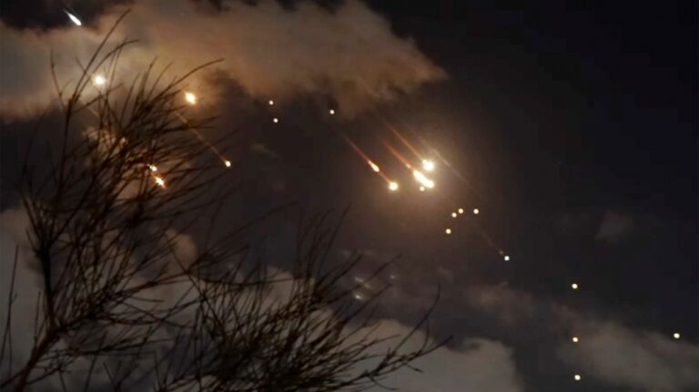 L’Iran tire au moins 180 missiles sur Israël alors que le conflit régional s’intensifie