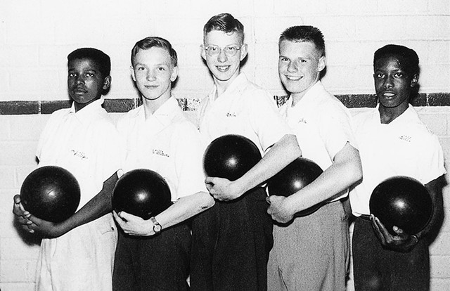 Robert D. Putnam (au centre) avec l'équipe de bowling de son école - AUTORISATION