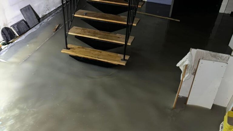 Une rupture de conduite d’eau provoque des inondations massives à la banque alimentaire de l’Ouest-de-l’Île