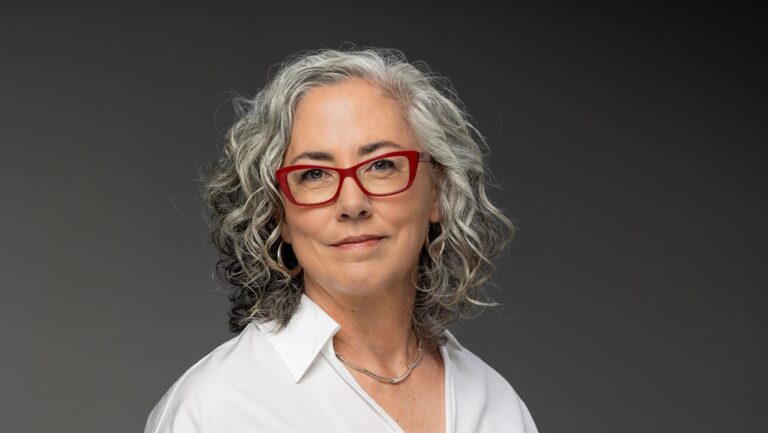 Kerrin McCadden apparaît en couverture de « American Poetry Review »