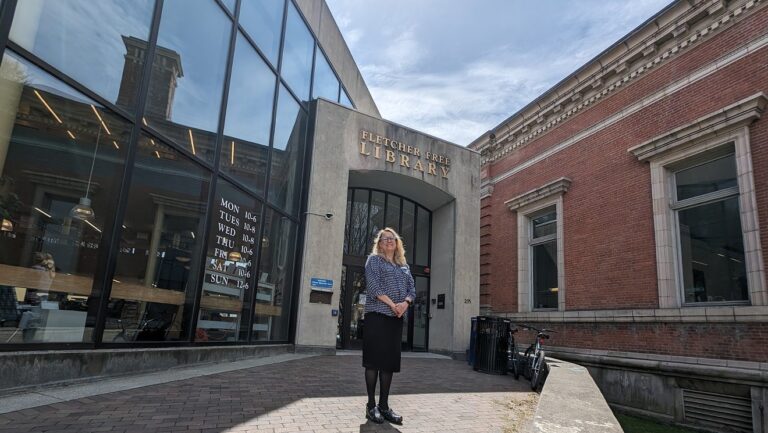 Un travailleur social va aider les usagers de la bibliothèque de Burlington