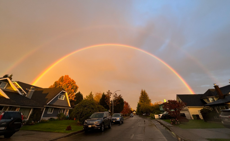 Des images époustouflantes capturent des arcs-en-ciel et des éclairs au-dessus de la région métropolitaine de Vancouver