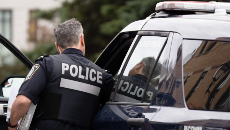 Un homme et une femme accusés dans des affaires d'extorsion visant des restaurants montréalais