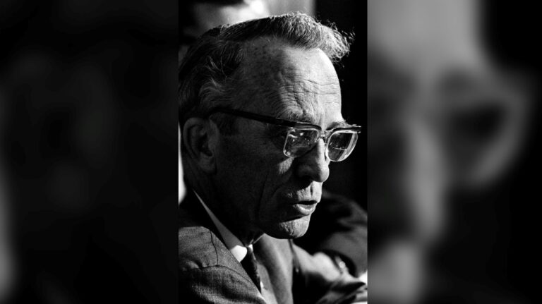 Tommy Douglas, le père de l'assurance-maladie canadienne, né ce jour-là il y a 120 ans