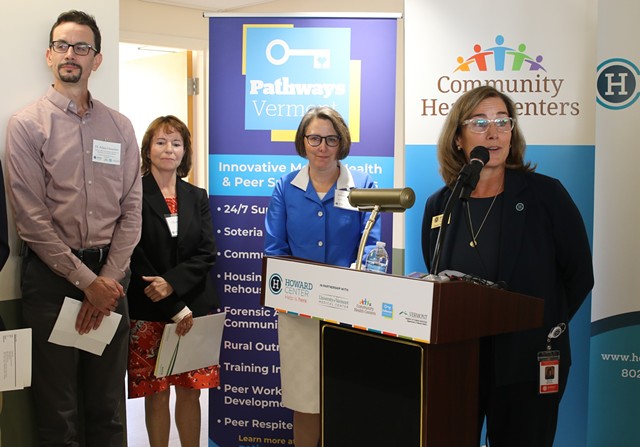 Sandy McGuire, PDG du Howard Center (à l'extrême droite) - COURTNEY LAMDIN ©️ SEVEN DAYS