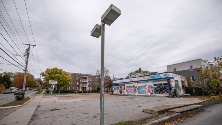 Les bricoleurs doivent payer 66 000 $ à Burlington pour violations sur un terrain vacant