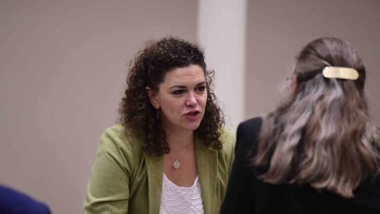 Avant les élections, le législateur annonce sa candidature au poste de président de la Chambre