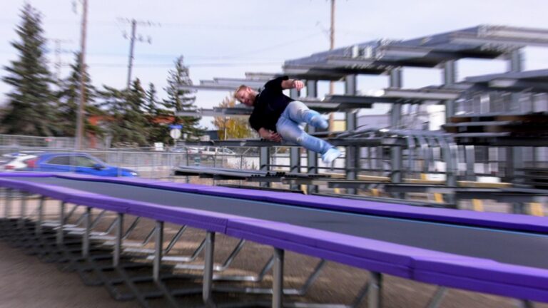 Saskatchewan. un fabricant cherche à construire le trampoline le plus long du monde