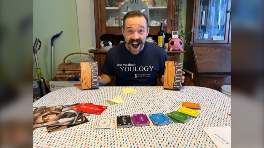 Un homme de Saskatoon développe un nouveau jeu de cartes avec une touche amusante et morbide : il se termine par des funérailles