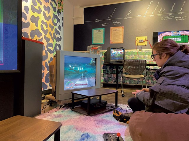 George Fink jouant The Need for Speed ​​sur le Gold Star 3DO - ALICE DODGE ©️ SEVEN DAYS