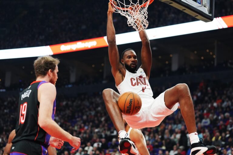 Mobley mène les Cavaliers devant les Raptors 136-106 lors du premier match à domicile ; Quickley blessé