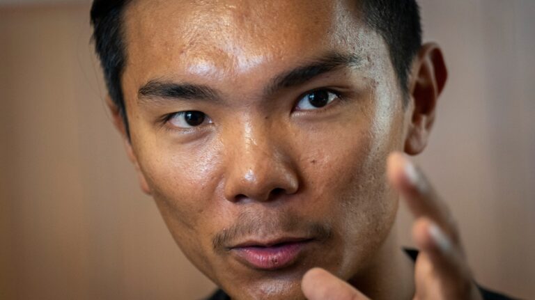 Un grimpeur adolescent record dit que les Sherpas devraient diriger les ascensions