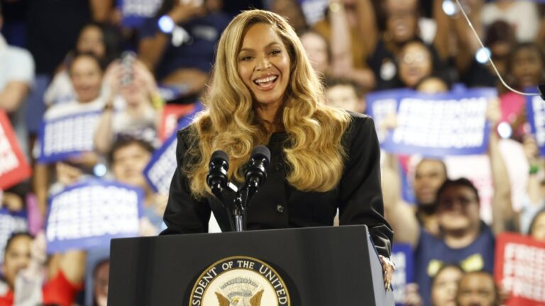 Beyoncé soutient Kamala Harris dans un discours joyeux lors du rassemblement de Houston : "Je suis ici en tant que mère"