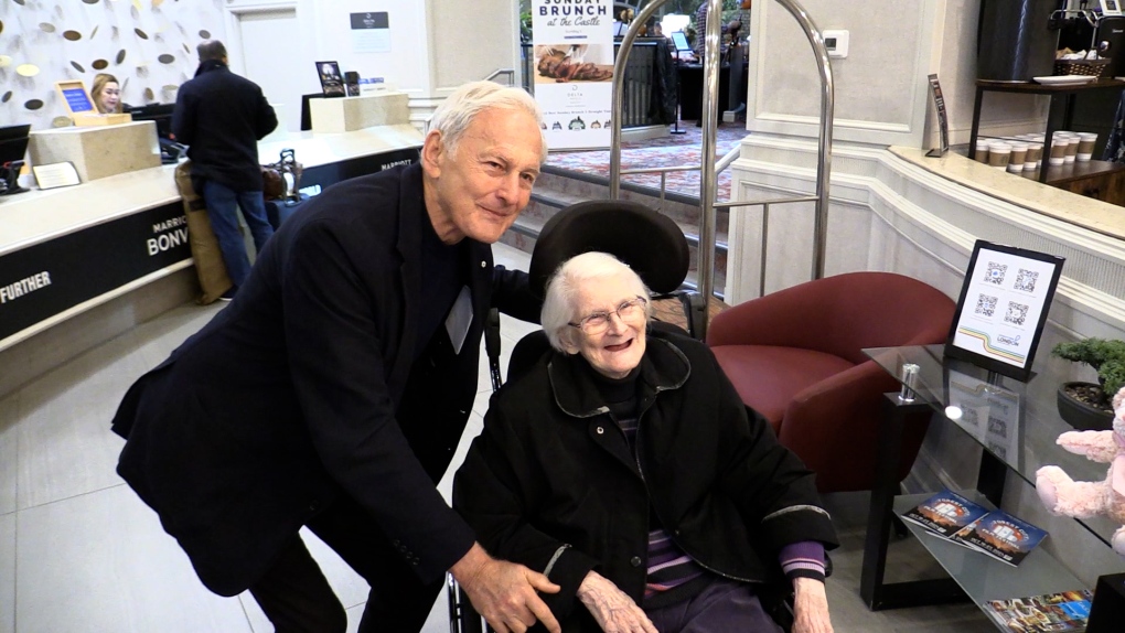 La star hollywoodienne Victor Garber est émue après une rencontre surprise avec son ancien professeur à London, en Ontario.