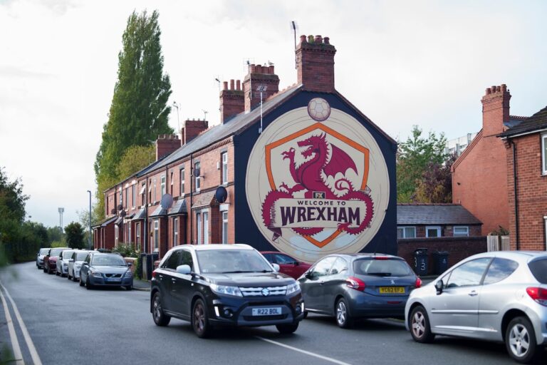À Wrexham, « l'effet Rob et Ryan » dépasse le cadre du club de football alors que le tourisme et les investissements se développent