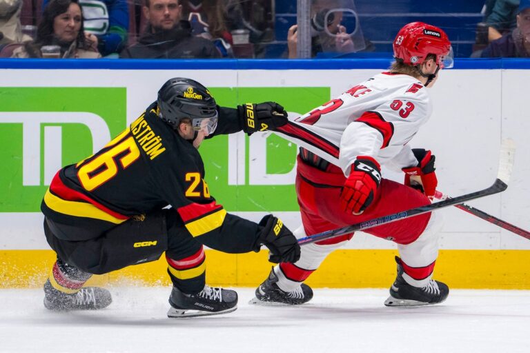 Aho joue le héros, les Hurricanes battent les Canucks 4-3 en prolongation
