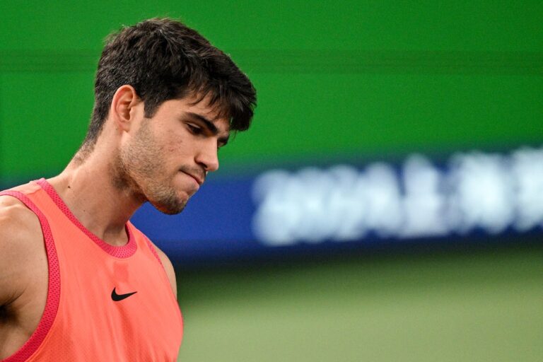 Alcaraz contrarié par Machac en quarts de finale du Masters de Shanghai ; Sabalenka se mobilise à Wuhan
