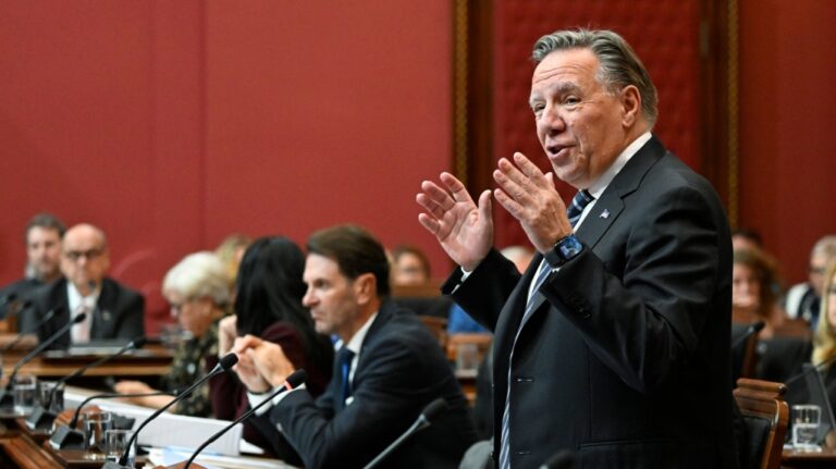 Après réflexion, Legault exclut de payer les migrants pour quitter le Québec